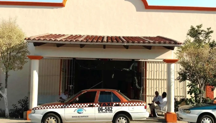 Estrella Blanca Y Etn Turistar De Lujo Bus Station -  Zona - Crucecita