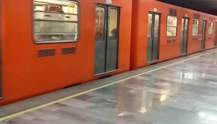 Metro Martin Carrera L6 Parada De Tren Subterraneo - Gustavo A. Madero, Ciudad de México