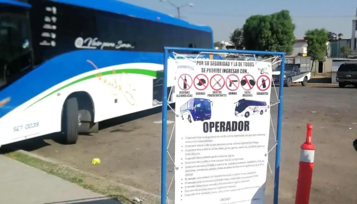 Parada De Autobuses -  Autobus - Ojo de Agua